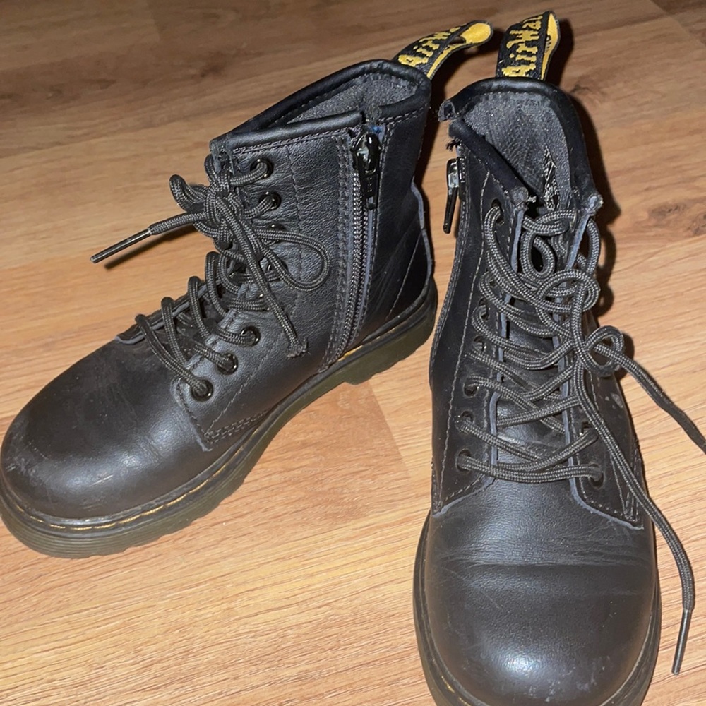 Dr martens with zipper used about 5 times.
